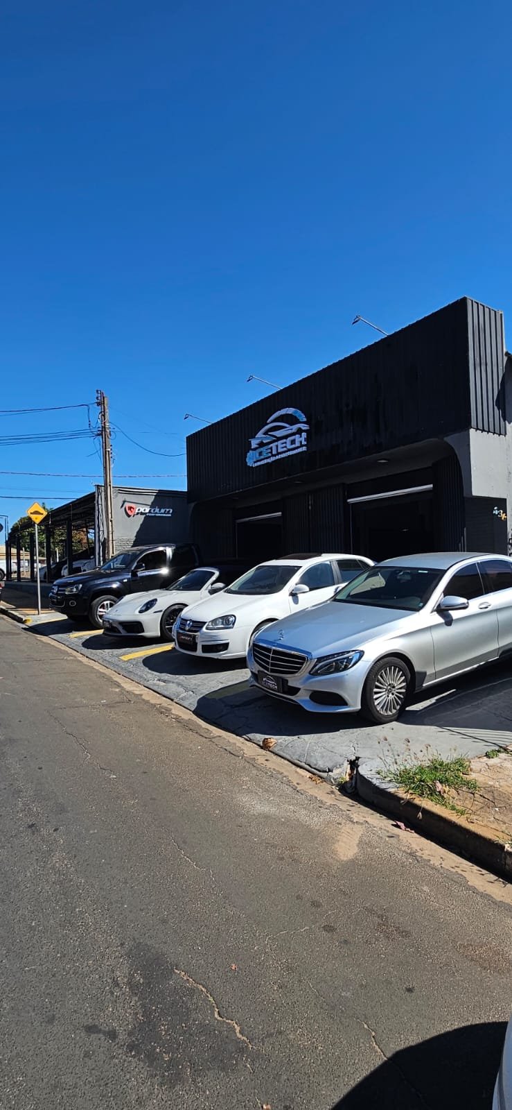 Veículos em frente à oficina ICETECH