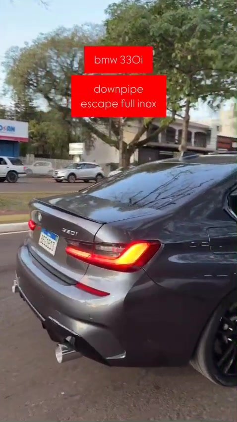 BMW 330i cinza com escape esportivo em ação