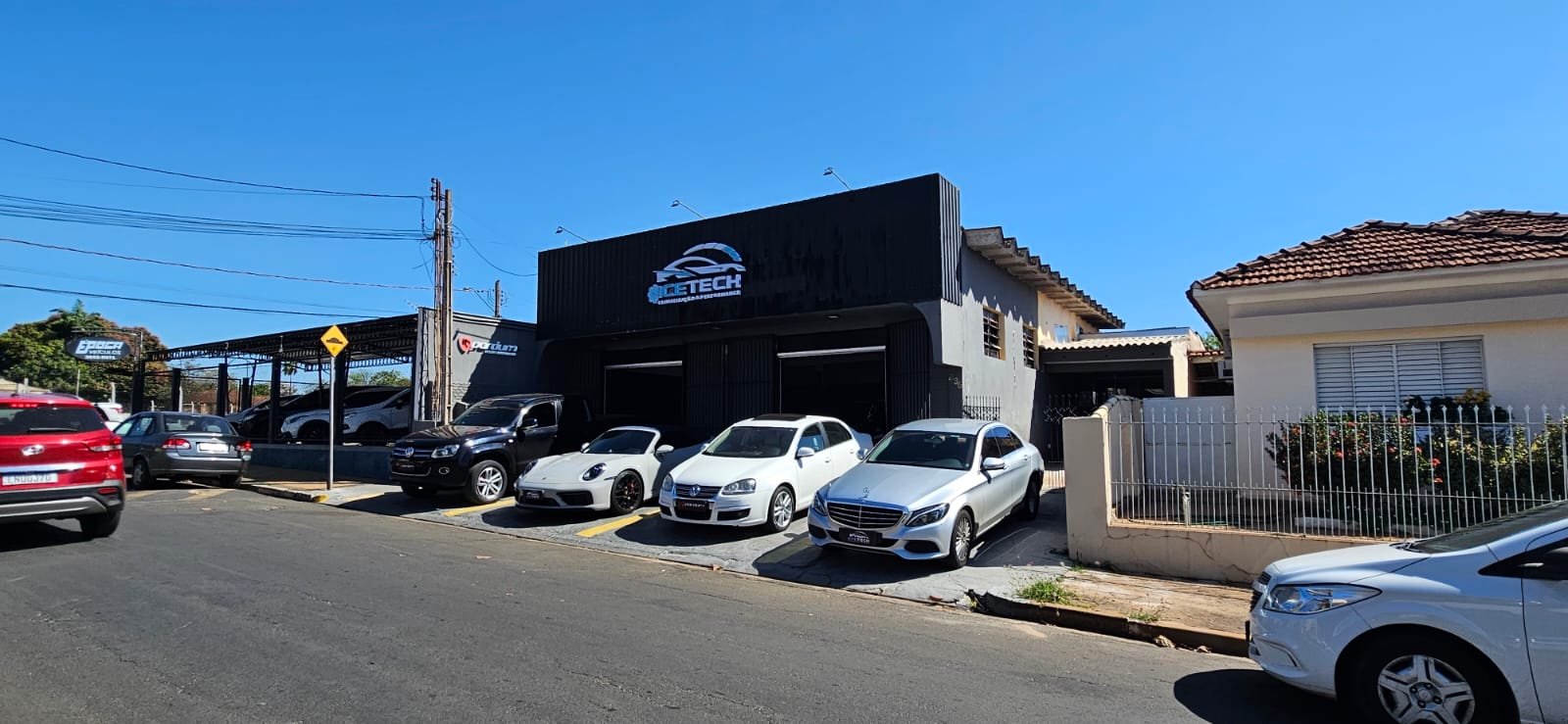 Fachada da ICETECH e veículos diante da oficina