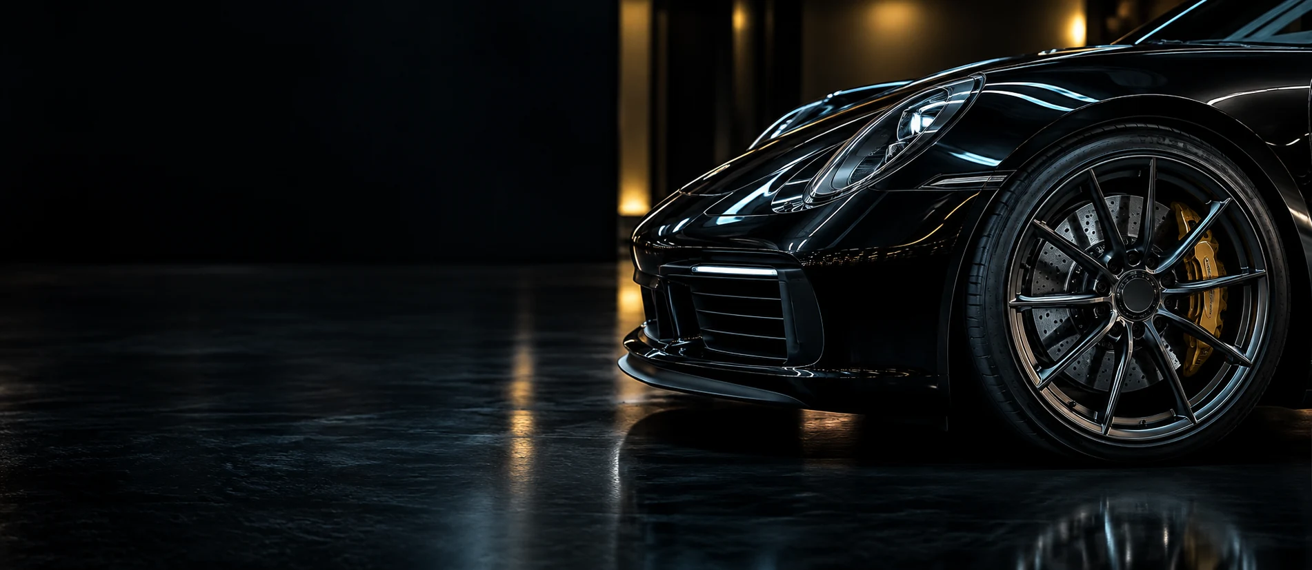 Detalhe de um carro esportivo preto com iluminação azul